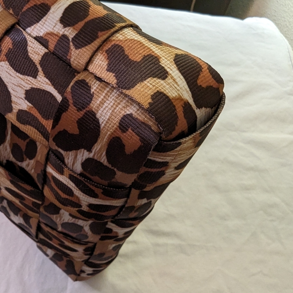 Harveys Snow Leopard (Old Style) Mini Messenger Bag - Picture 9 of 11